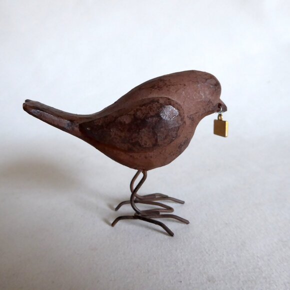 NEW 2.5” CREATIVE CO-OP BROWN RESIN BIRD SPARROW HOLDING GOLD WISH TAG - Picture 4 of 8